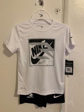 Nike boys size 6 Russell Wilson collab tee and shorts 2 piece set! NWT
